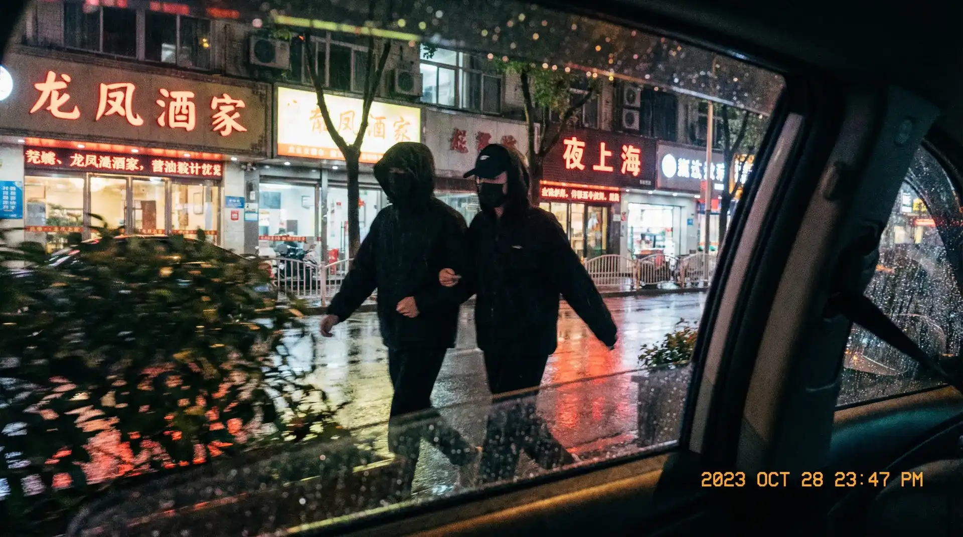鸿博体育版娱乐 - 顶流明星深夜密会现场抓拍照片